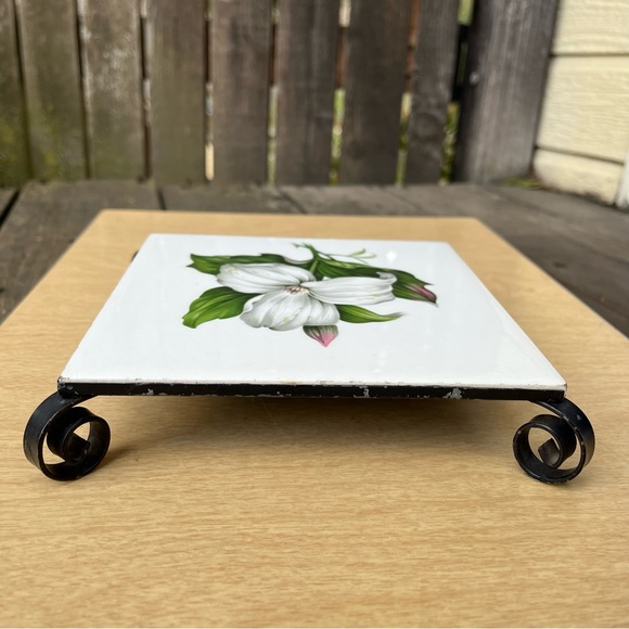 Vintage White Trillium Trivet - Picture 4 of 12